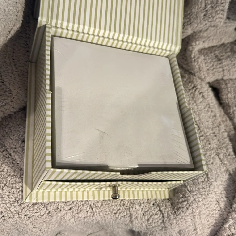 Nature’s Sketchbook by Marjolein Bastin sage green /cream keepsake and note box